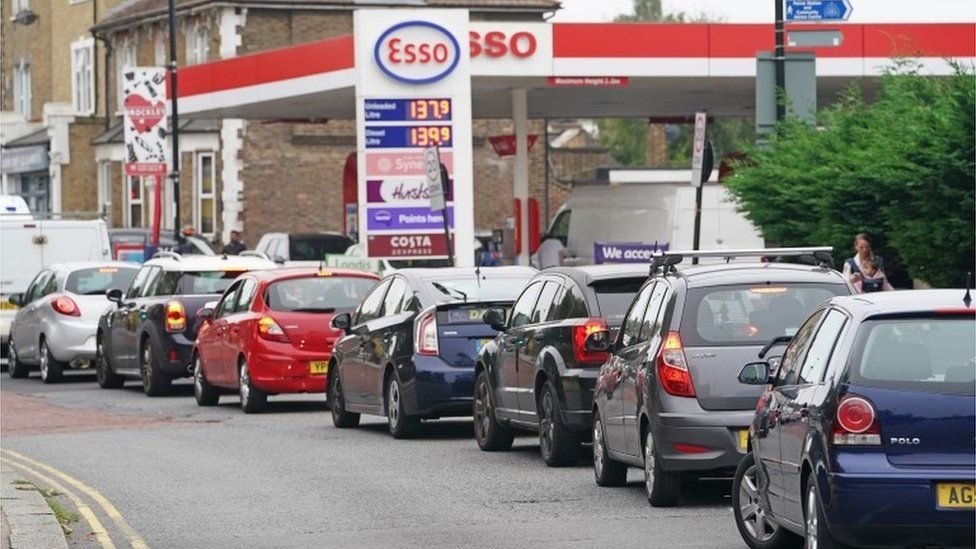 İngiltere'de kamyon şoförü eksikliğinin tetiklediği petrol krizi büyüyor